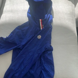 Moncler windbreaker - Skitsnygg windbreaker, köpt för 7 000 kr. Inga defekter förutom att jag skrivit mitt namn på etiketten inne i jackan.