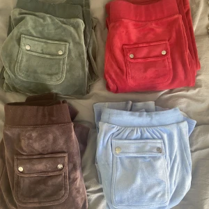 Juicy byxor  - Hej! Jag vill sälja några av mina juicy byxor. Grön: strl M, 700 kr röd: strl M, 700kr brun: strl S, 700 kr blå: ålder 15/16, 500 kr……. Paketpris alla: 2300