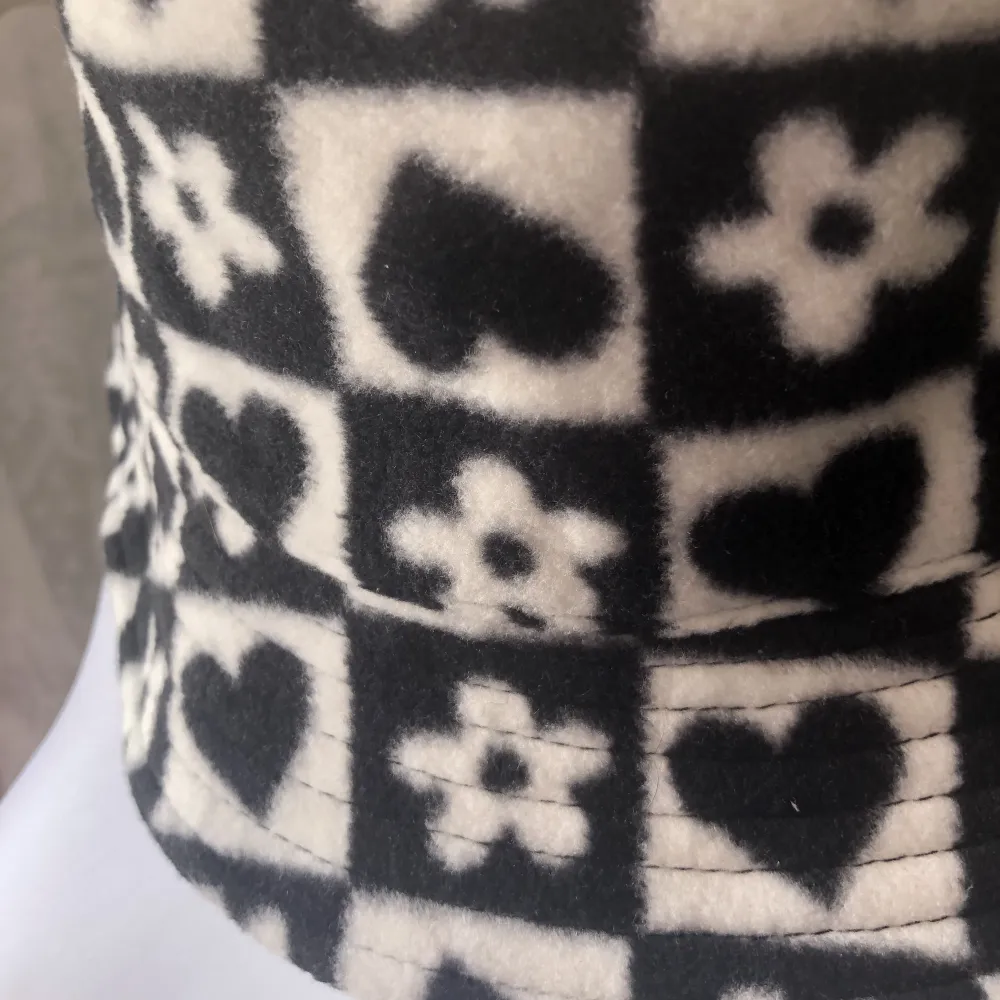 Fluffig buckethat i ”rutigt schack mönster” i svart och vitt med hjärtan och blommor på! Från H&M divided i nyskick prislapp sitter kvar men köpt för nåt år sen så finns inte kvar på H&M. Super mysig å ha:) Läs gärna bio<3. Övrigt.