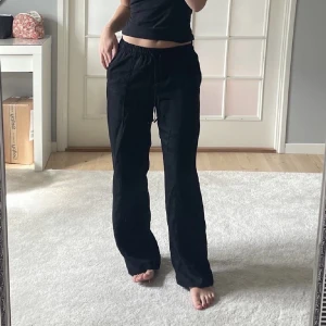 svarta linnebyxor - svarta linnebyxor som är använda typ 2 ggr