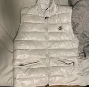 Vit Moncler väst  - Medium används fåtal gånger 