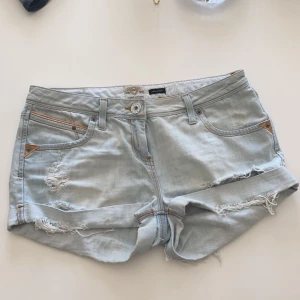 River island shorts - Fint skick, lågmidjade. Ljusblåa. Kan diskutera pris. De är för små på mig.