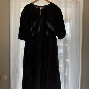 Klänning, Monki - Klänning från monki med lite puffiga armar och lång modell. 