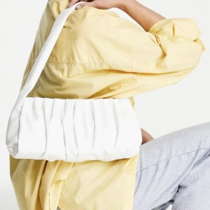 Väska - Vit axelväska med rysch🦋Rymlig samt ett innerfack🫶 hör av er vid minsta intresse eller fundering💕