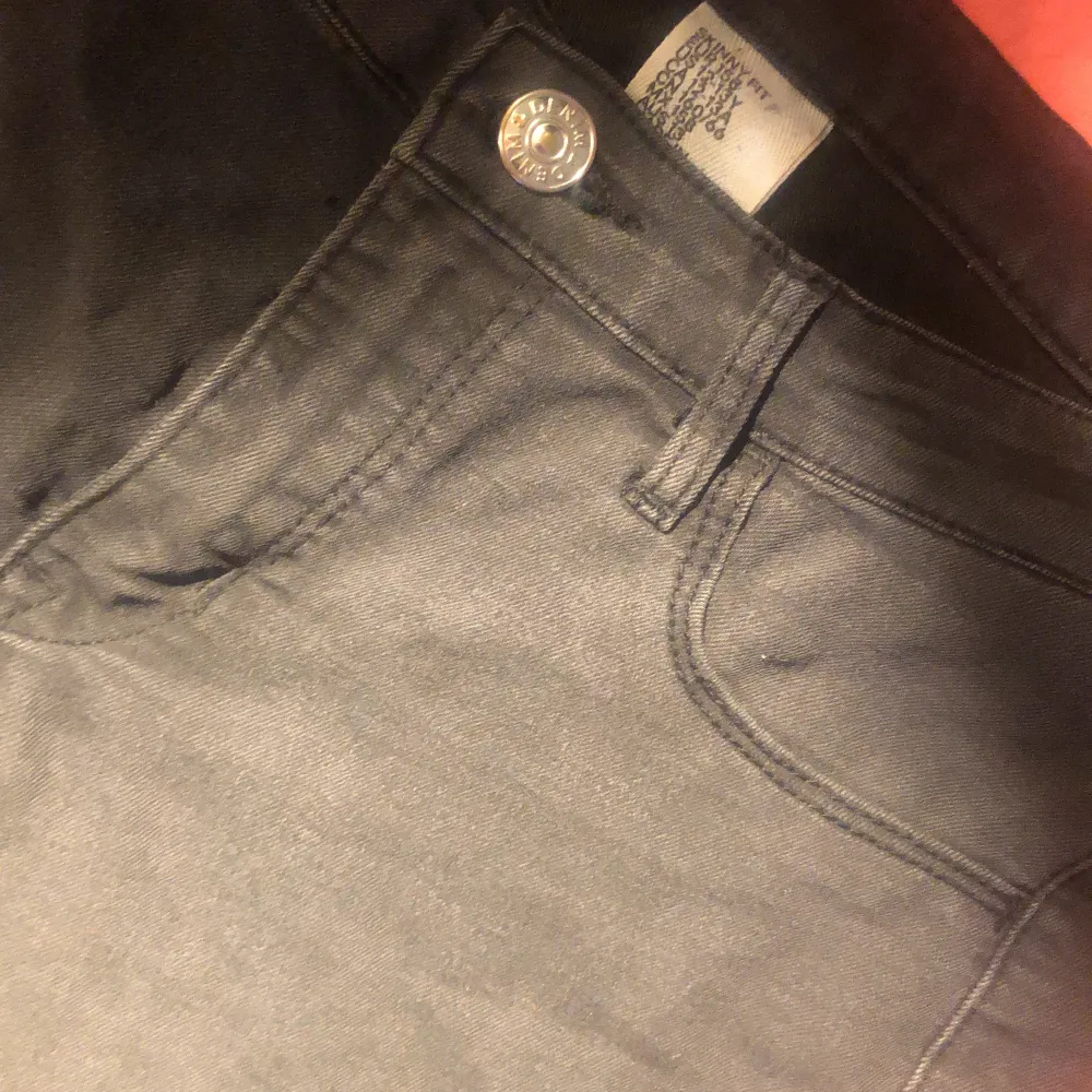 Too small on me, I used them when I was younger so they’re a bit too short and tight for me now. Otherwise they’re in great shape and could fit someone with a smaller size . Jeans & Byxor.