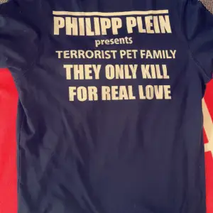 Hej säljer en Philipp Plein T-shirt, äkta så klart, inköpt på NK,  Strl M, Använd 2 gånger men tycker den sitter för tajt på mig,  Den är hel och fin,   Pris 500 kr snabbt 