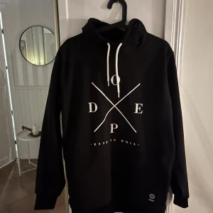 Dope snowboard jacka - Perfekt ute jacka då man ska göra nån aktivitet! Är som gott som ny då den sällan är använd! Nypris var 1599kr