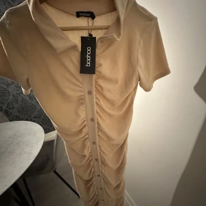 Skrynklig klänning!  - Så fin från boohoo. Hade behållt den om den inte var för liten för mig, så fin tycker jag att den är! 