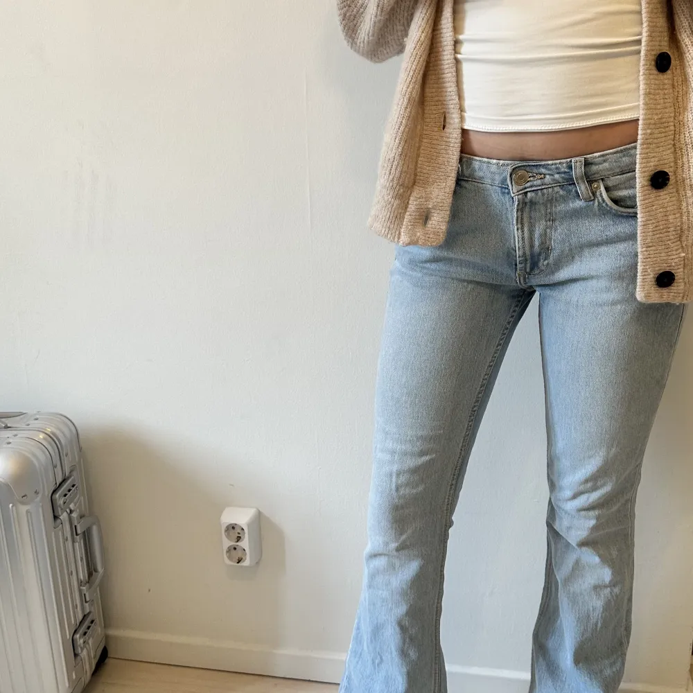 Jätte snygga lågmidjade jeans från Zara i storlek 34🤩🤩🤩. Jeans & Byxor.