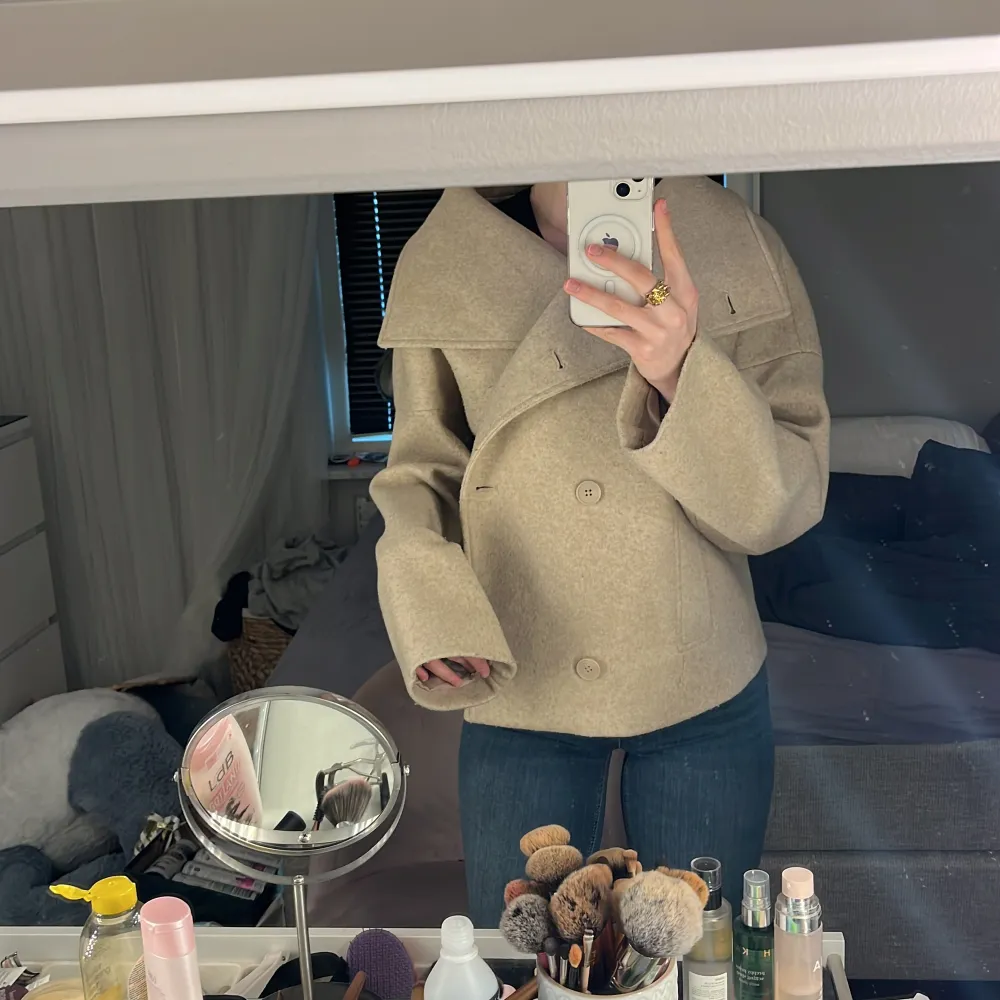 Beige kappa från Nakd strl 38. Bra skick köpt i våras men har inte använts mer än 5 ggr. Nypris: 899kr  Mitt pris: 550kr. Jackor.