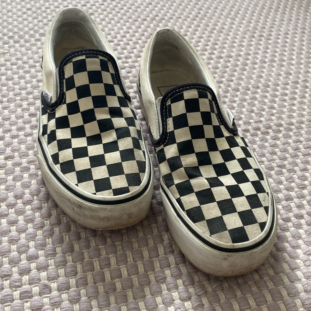 Jättefina Vans. Använda ett flertal gånger, lite smutsiga men det kan man säkert få bort. Hög sula. Säljer de då de inte passar längre.. Skor.