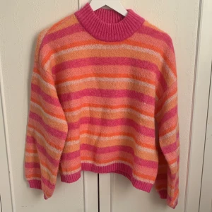 Jättefin stickad tröja.  - Jättesnygg stickad tröja som jag inte använt på väldigt länge den är i nyskick 