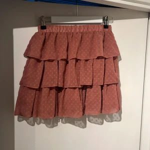 Volangkjol - Kort rosa kjol från shein, som ny💗 40kr+ frakt