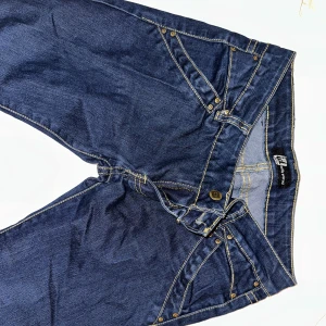 Tighta jeans - Tighta blåa jeans 