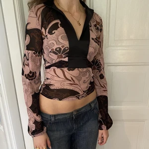 Mönstrad långärmad meshtopp - Så snygg och unik mönstrad topp i mesh! Toppen har knytband i ryggen. Storleken passar XS-S💓 Skriv vid funderingar och kolla in alla andra snygga plagg jag säljer😇💕