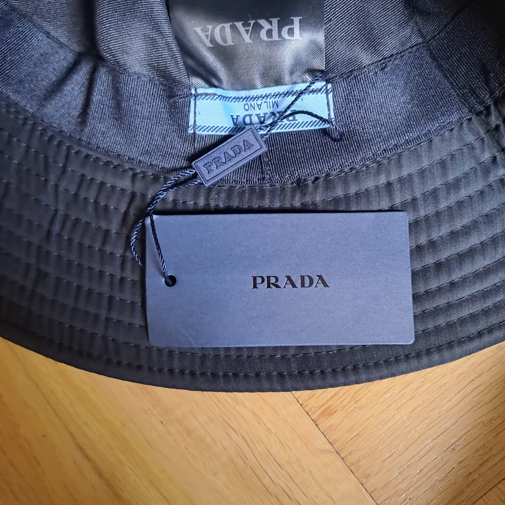 En helt ny orada bucket hat, skickas eller möts upp i Stockholm. Pris kan diskuteras vid snabb affär.. Övrigt.