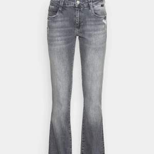 Säljer mina supersnygga lågmidjade jeans från Mavi, zalando. Köpte för ca 700 och de är i väldigt bra skick!