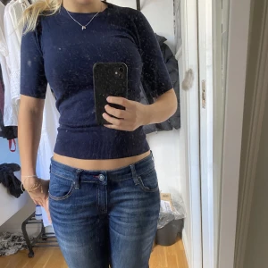 Blå stickad t shirt  - Jättefin stickad t shirt som inte sticks💕väldigt stretchig och passar från en xs-m, hör av er om ni har fler frågor💞