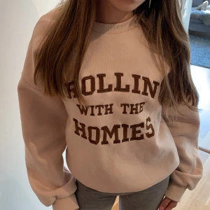 Sweatshirt - Cool sweatshirt, kanppt använd men lite nopprig!🥰 skicka gärna prisförslag