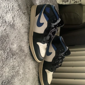 air jorden  - Säljer dessa fina air jorden skor pågrund av att dom är försmå och de skulle vara underbart om dom kom till användning eftersom dom är ganska nya!❣️ och tar gärna Swish vill även mötas upp när man säljer så man vet att köpet är tryggt och säkert 👍🏻❤️