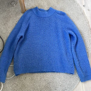 blå stickad tröja  - säljer blå stickad tröja från only änvänd ett fåtal gånger 