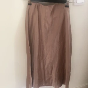 Långkjol  - Så fin beige satin kjol från chiquelle. Storlek s men passar xs också. Knappt använd, super bra skick. Pris kan självklart diskuteras!