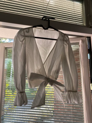 Knytblus - Superfin knytblus som passar till både kjol, kostymbyxor och jeans!! Går att klä upp och ner.   Str: XS/S