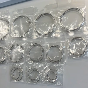 Örhängen  - Runda örhängen 12st. 25kr för 1 par.  50kr för 3 par.  70kr för 5 par.  Eller 170 för alla.