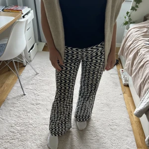 Svart och vita jeans 💗 - Använt 5-10 gånger💗 skriv prisförslag till mig🫶