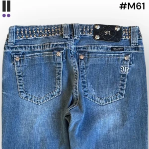 M61 lågmidjade bootcut missme jeans  - MissMe jeans i model Boot 💜 Tag 30W 💜Midja (rakt över) 40cm 💜 Innerben 85cm 💜 Ytterben 109cm 💜 Benöppning 22cm 💜 Lossade stenar i midjan 💜Våra mått blir W=31 och L=33 💜 Men jämför alltid måtten med dina bästa jeans💜