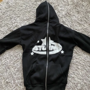 4tune hoodie - Storlek S men passar även M. Fin skick  har kanppt använt. 