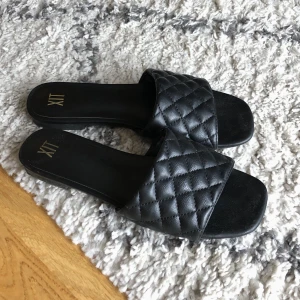 Sandaler tofflor  - Sandaler/tofflor i strl 39 💕 nästan som nya! Bara använda vid ett tillfälle. 