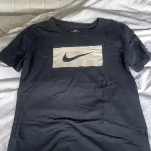 En svart Nike tshirt i storlek S. Fint skick. Köpare står för frakt!