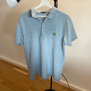 Lyle & Scott vintage piké storlek L - Ljusblå lyle and scott piké i bra skick. Storlek L, nypris 599kr.
