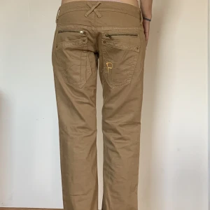 Pinko jeans  - Äkta Pinko byxor använda 3 gånger, utmärkt kvalitet och inga skador i materialet, straight fit på byxorna, low waist