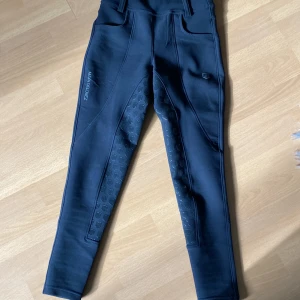 Maya Delorez md byxor! - Dessa är ett par svarta md i storlek 4x! Säljer då de inte passar mig, provade 1 gång. Modellen heter Compression Breeches. Skriv vid intresse! Betalning sker via Swish! Dessa motsvar ca 128-134 ksk?❤️