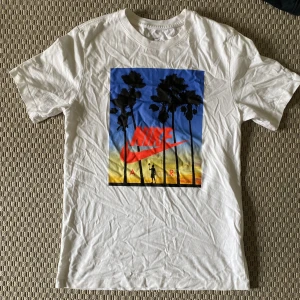 Nike T-shirt  - Vit T-shirt med tryck från Nike i storlek S. Väldigt bra skick nästan aldrig använd 