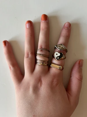ALLA SMYCKEN FÖR 30kr - Du får dess skit snygga smycken för ändast 30kr! Storleken på ringarna är M/L på dom alla