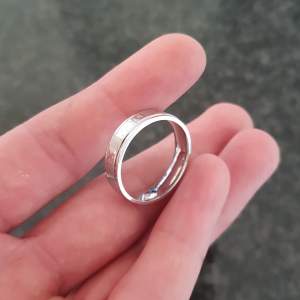 Tja säljer denna ring jag aldrig använt då den var för stor för mig. Ny pris är ca 500 kr. Ringen är vattentät så den inte rostar eller liknande.