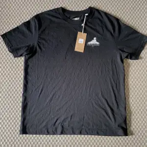Svart T-shirt från märket Magma i storlek M. Nyköpt aldrig använd, nypris 45 euro (534kr)