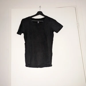 Svart t-shirt - Svart skön t-shirt i utmärkt skick