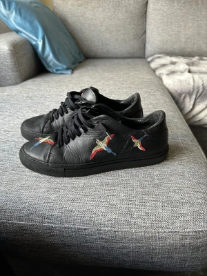 Axel arigato skor  - Ett par fina Axel arigato, säljer pga ej användning.