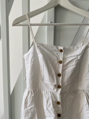 Vit klänning - Vit klänning i storlek S. 