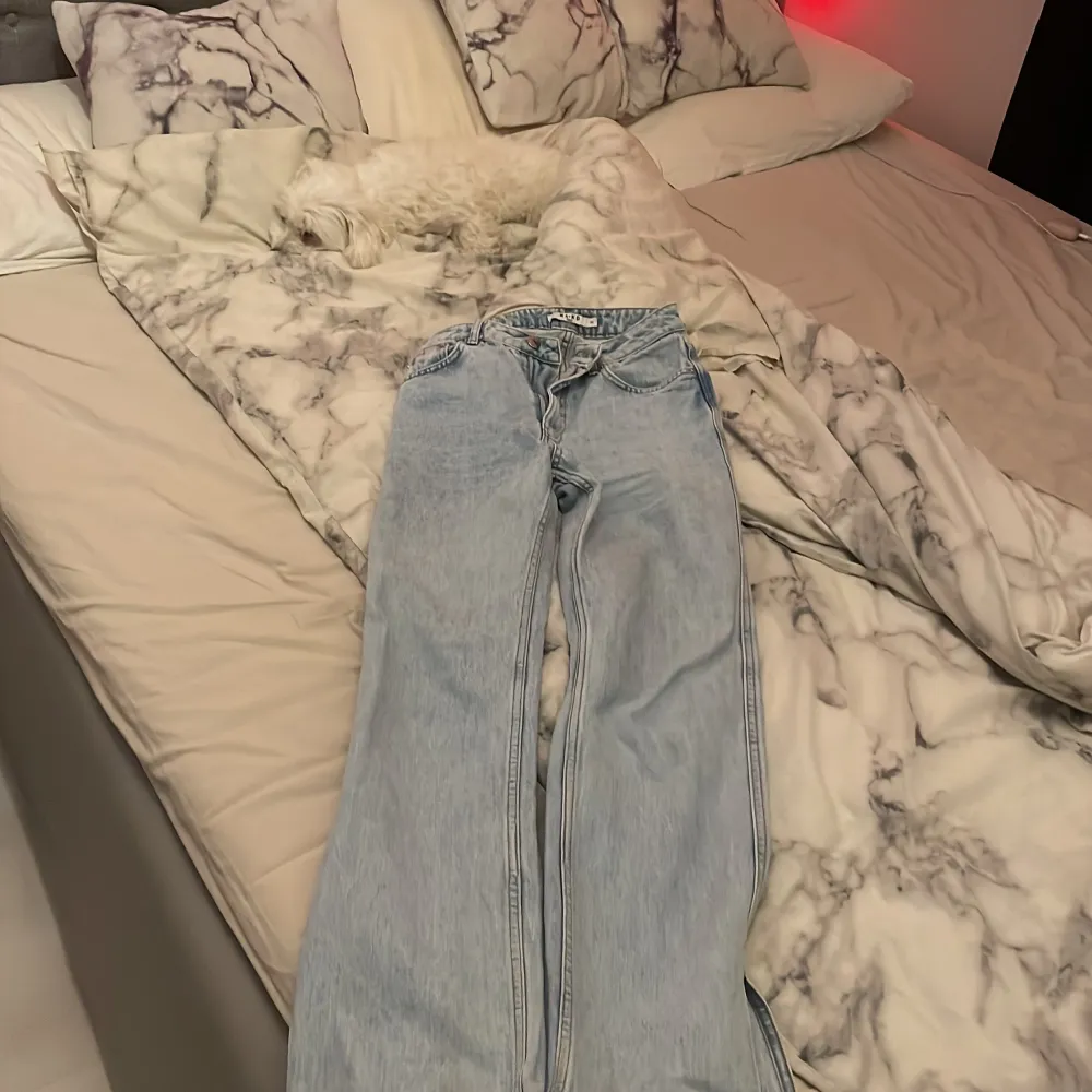 Ett par jeans med slits ifrån Naked, storlek 32, använda endast en gång . Jeans & Byxor.