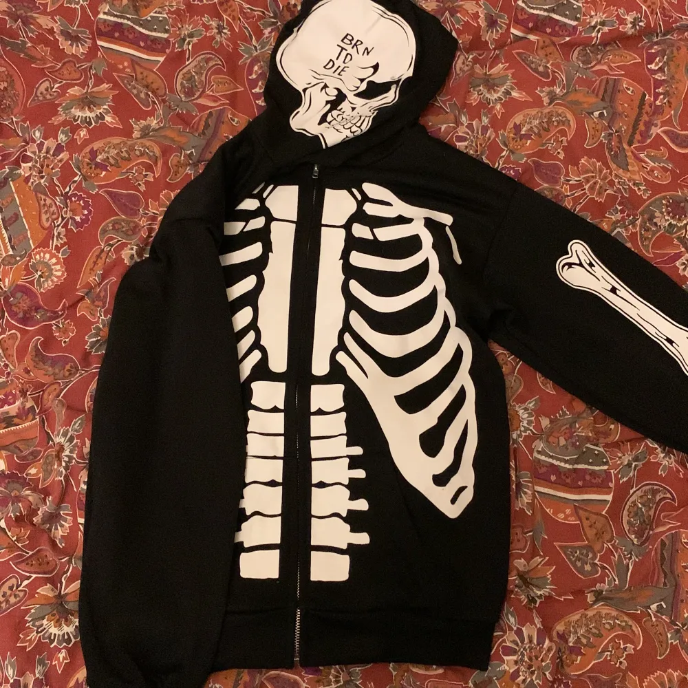 No brand ooo very nice, Halloween soon you need some light I got you this zip up hoodie is perfect, ima gonna sell it for very loooow cause I don’t use it and don’t want it so here you goo. Hoodies.