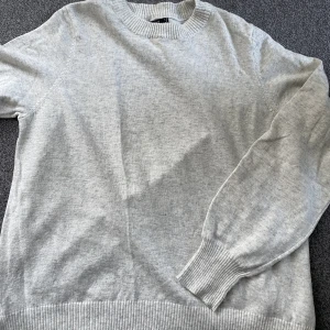 Stickad tröja - Tunnt stickad grå/vit tröja. Från Gina tricot men köpt secondhand. Stl L. 