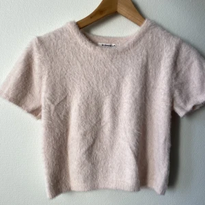 Ljusrosa tröja - Ljusrosa croppad fluffig/stickad tröja Använd en gång Storlek 40 men liten i storlek