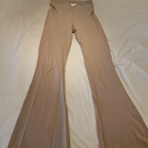 Utsvängda byxor - Från gina, petit modellen.