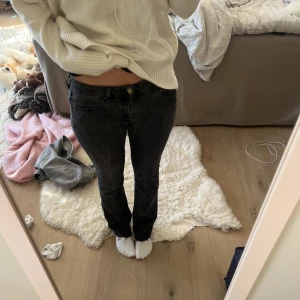 Diesel jeans - Skit coola diesel jeansi grå tvätt!! Långa på mig som är 170!!💞💞 använd gärna köp nu!! Midjemått 37 och innerbenslängs 77!