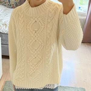 Stickad tröja - Vit stickad tröja från lager 157. Fint skick. Storlek S.